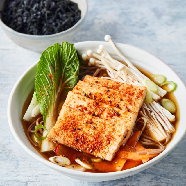 Udon z tofu w bulionie Miso z dashi na bazie pasty Marmite Udon z tofu w bulionie Miso z dashi na bazie pasty Marmite